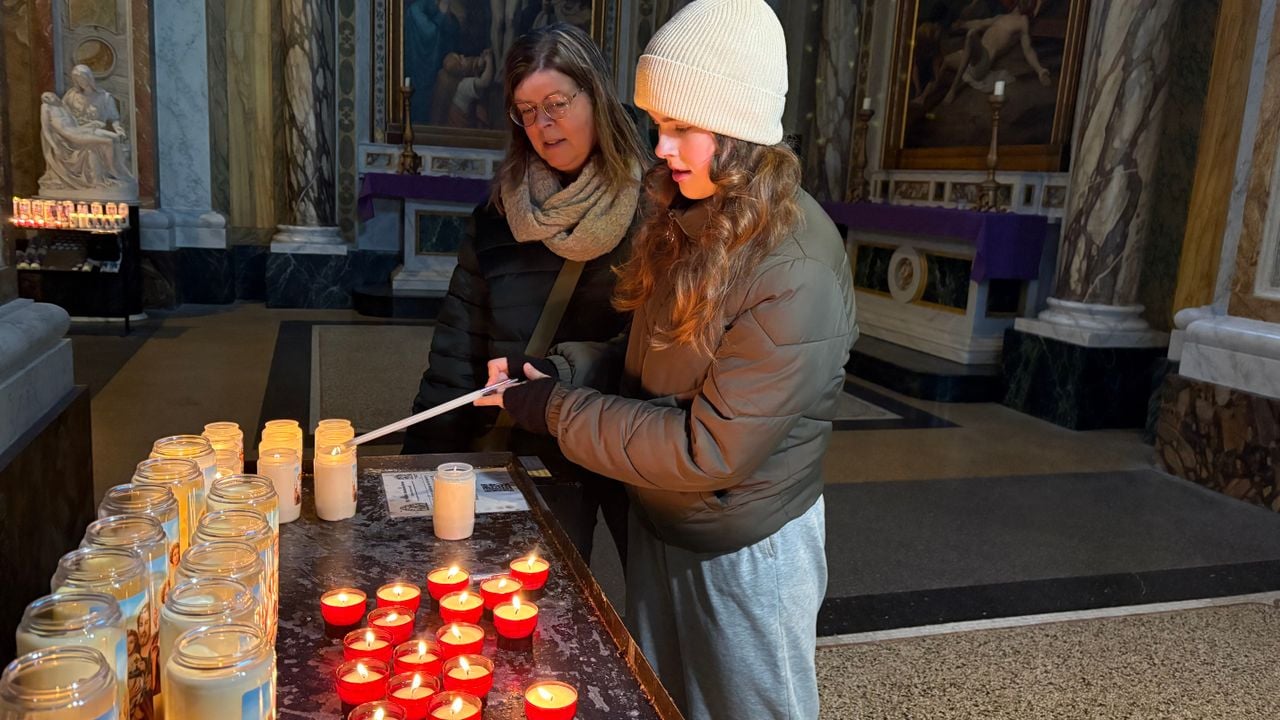 Eva also comes to light a candle for a loved one (Photo: Imke van de Laar.)