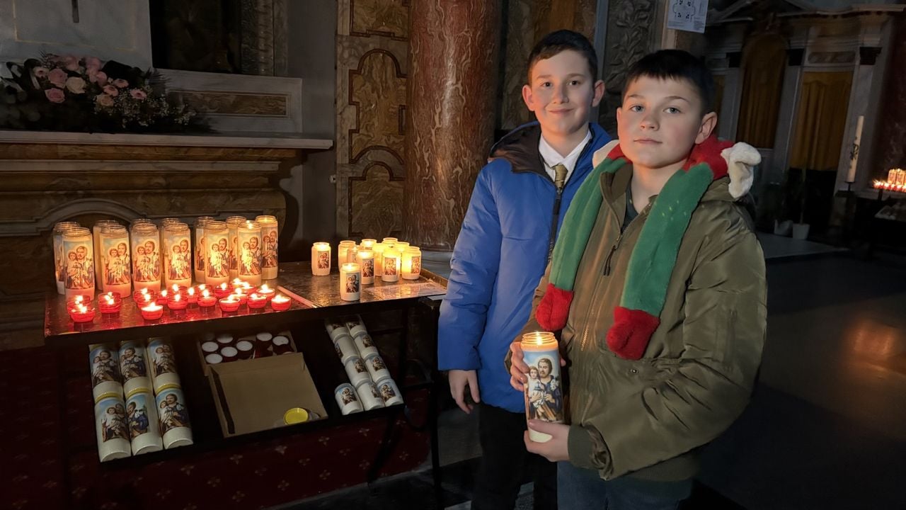 Max (11) and Thijs (12) both light a candle for their grandmother, who died of cancer (photo: Imke van de Laar.)