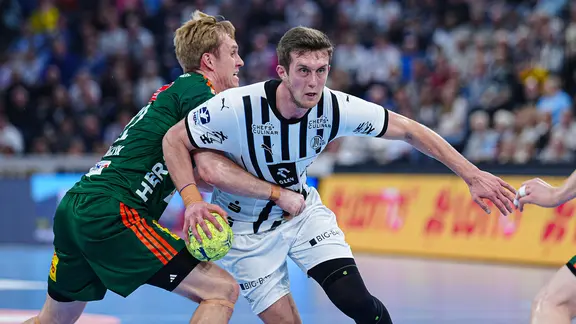 Nikola Bilyk (THW Kiel, r.) and Marian Michalczik (TSV Hannover-Burgdorf)