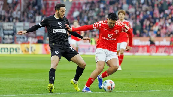 St. Pauli's Mathias Pereira Lage (l.) in a duel with Mainz's Nadiem Amiri.
