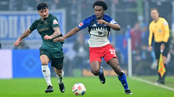 Hamburg's Aboubaka Soumahoro (r.) in a duel with Bremen's Cameron Puertas