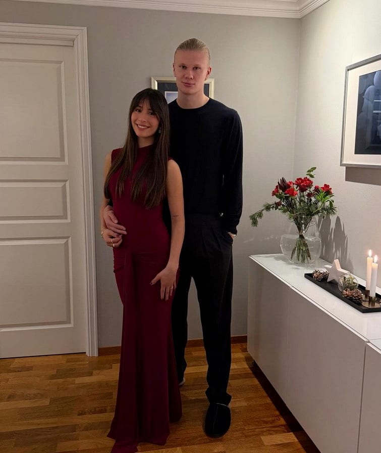 Blumen statt Baum: Erling Haaland und Freundin Isabel Johansen wünschen frohe Weihnachten