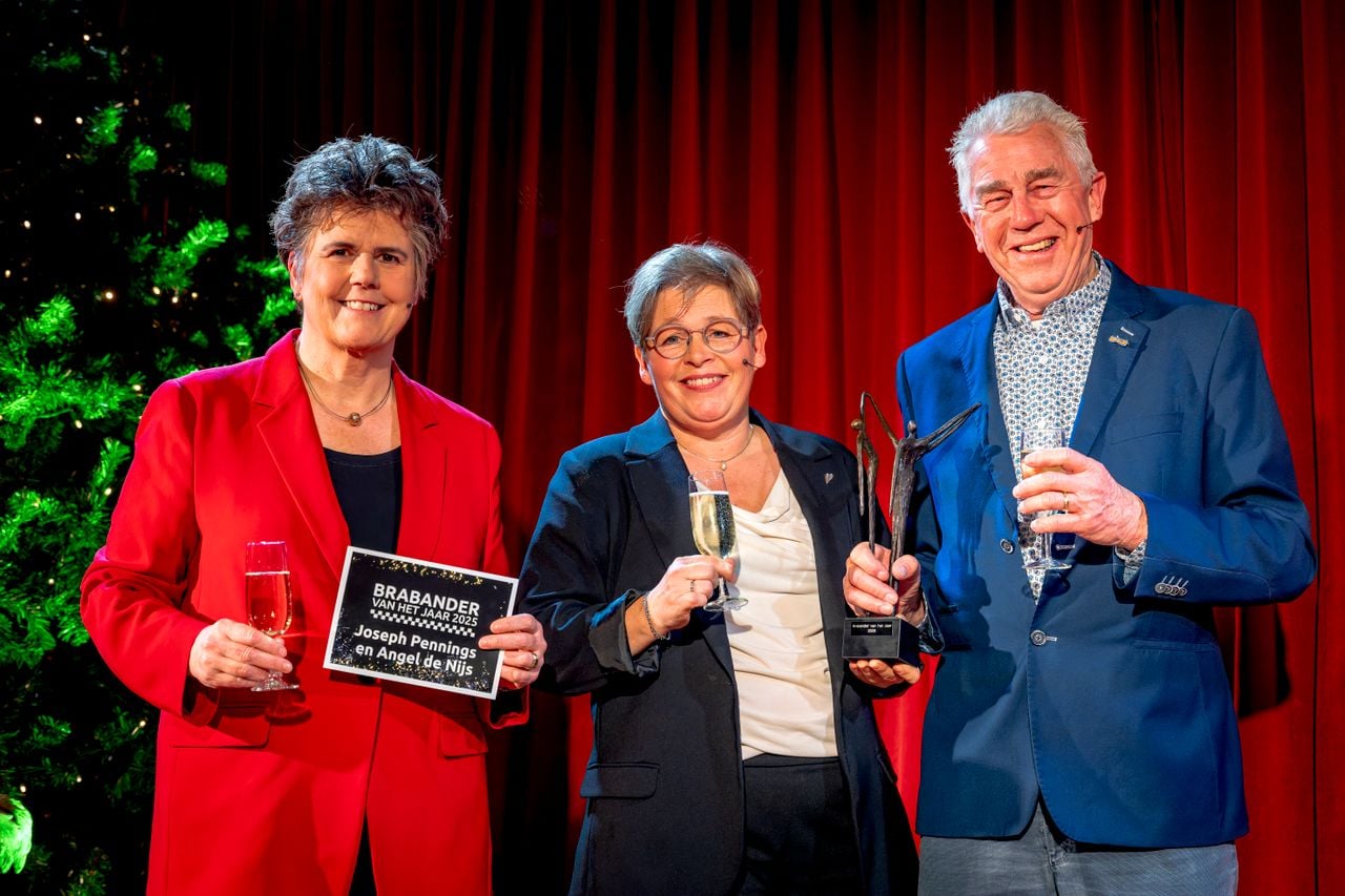 Joseph and Angel receive the statue of the King's Commissioner (Photo: Marcel van Dorst)