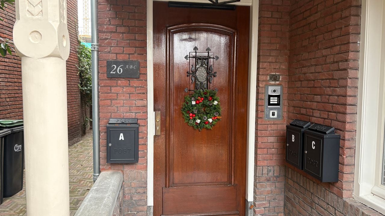 Here is now the entrance to three apartments. 