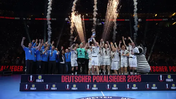 The THW Kiel handball players celebrate their victory in the Final Four 2025 of the DHB Cup 