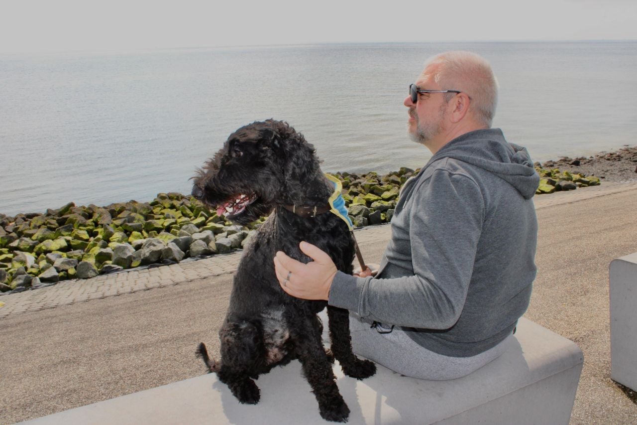 John and his current assistance dog: the labradoodle Olaf (private photo).