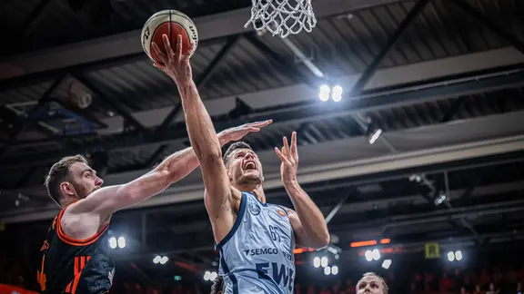 Filip Stanic (r.) from Baskets Oldenburg makes a layup in the cup game at Rasta Vechta 