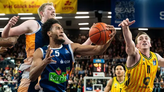 Bent Leuchten and D'Shawn Schwartz (from left) from the Rostock Seawolves in action in the game against Alba Berlin