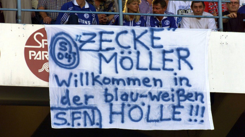 The Schalke fans “welcome” new signing Andreas Möller in the summer of 2000