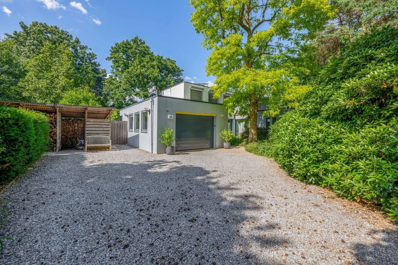 The villas are located in a park-like neighborhood (photo: Van Santvoort – Eersel).