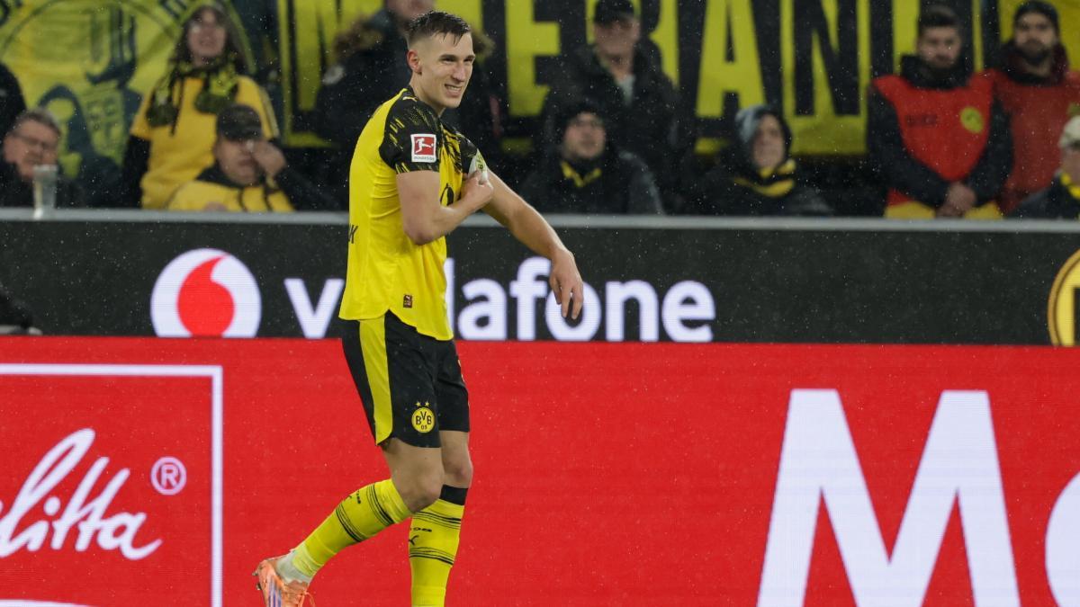 Schlotterbeck, in action with Dortmund
