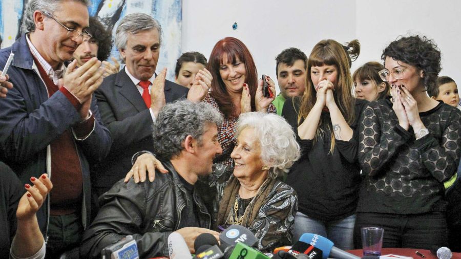 Estela de Carlotto and his grandson.