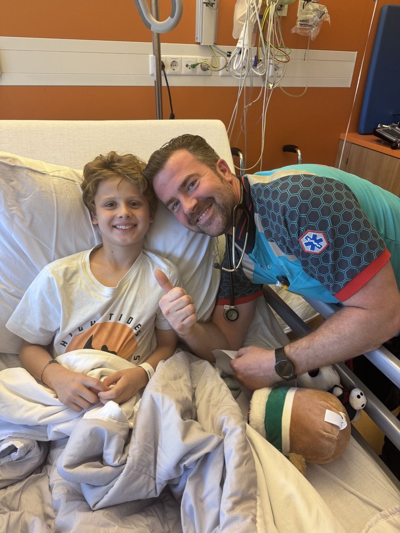 Paramedic David and his patient Jack in the hospital, who made a big impression on him this year (private photo). 