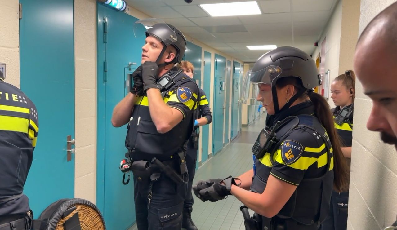 Bart and Marieke enter a cell to control a prisoner in the series (Photo: Omroep Brabant.)