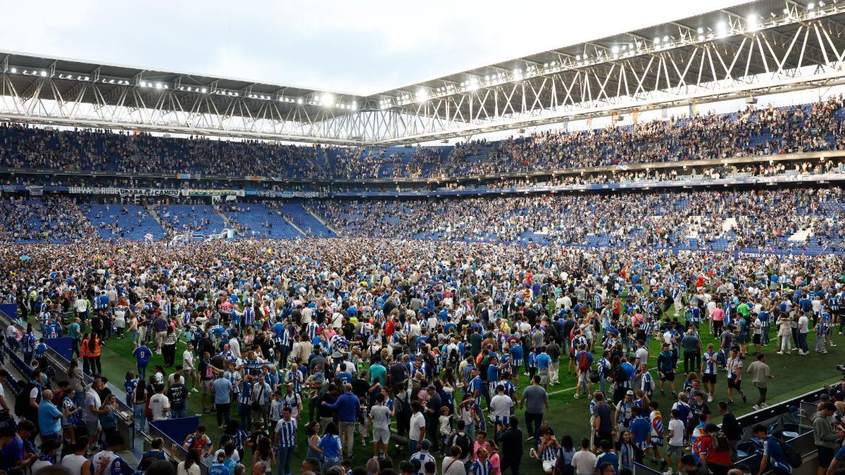Espanyol fans invaded the pitch after saving was certified