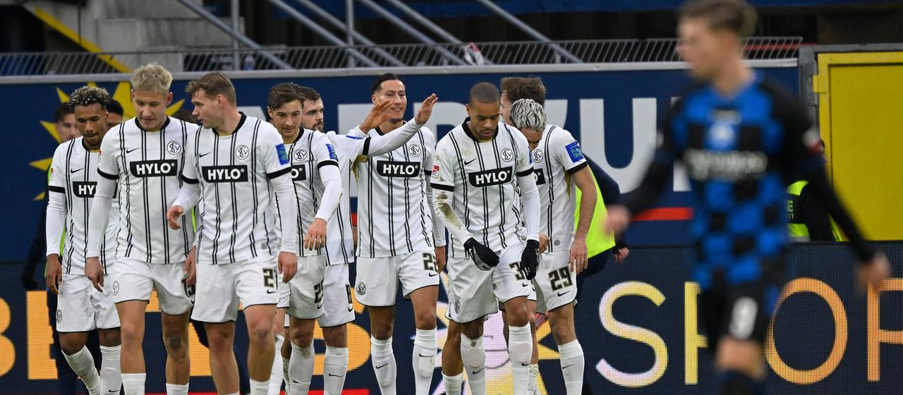 The SV Elversberg team celebrates a goal in Paderborn