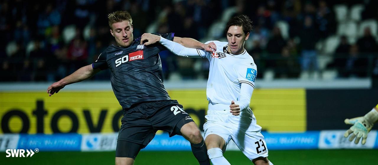 Max Brandt (SSV Ulm 1846) in a duel with Fridolin Wagner (VFL Osnabrueck).