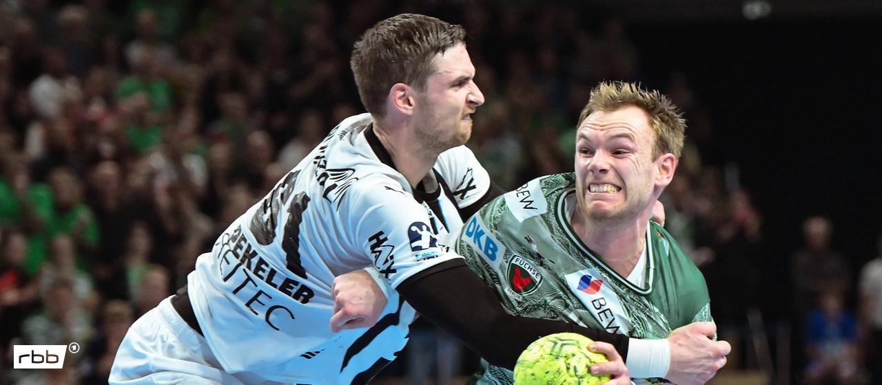 Mathias Gidsel from the Füchsen prevails against Hendrik Pekeler from Kiel (imago images/Jan Huebner)