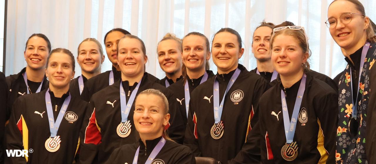 The women's national handball team stands around a desk in Dortmund. There they sign their names in the city's Golden Book.