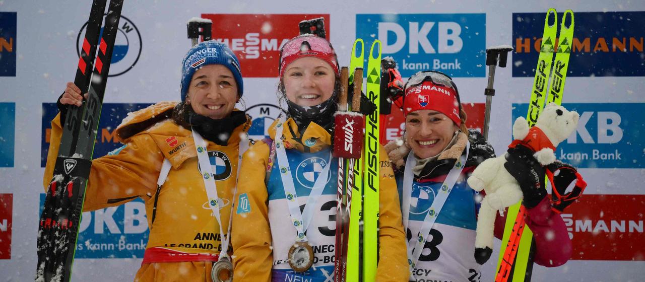 Selina Grotian (m.) and Franziska Preuß on the podium at the World Cup in Le Grand Bornand 2024