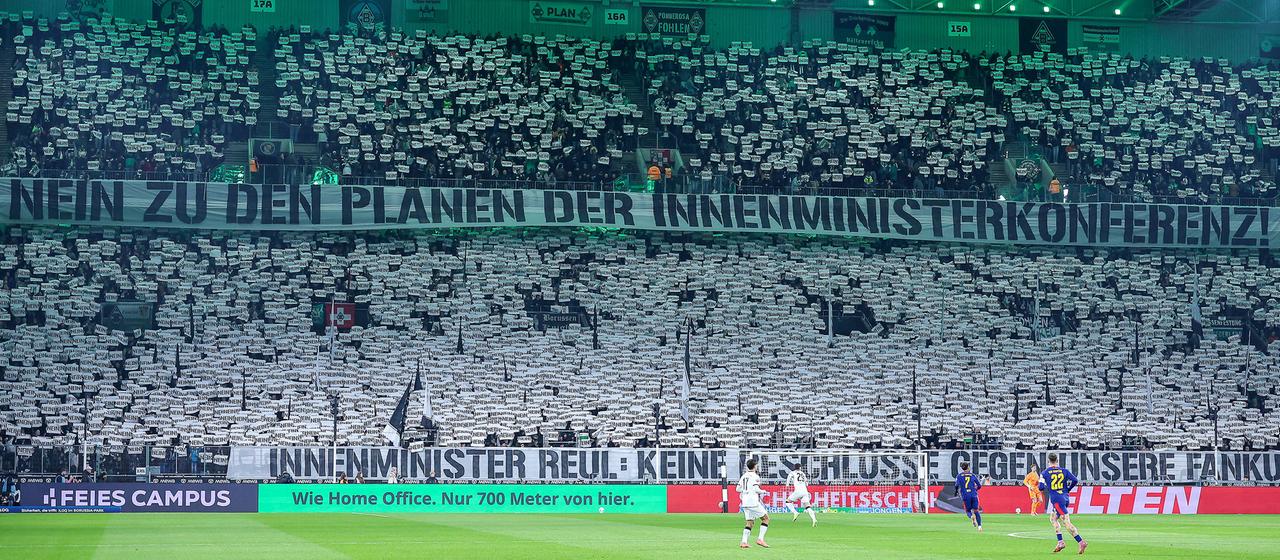 Protests in Mönchengladbach against the measures being taken