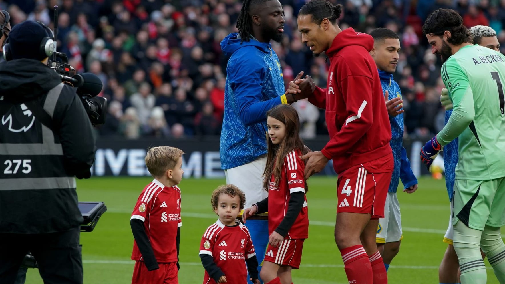 Virgil van Dijk with Diogo Jota's two sons and another child of the family: Before the game, they were allowed onto the pitch as warm-up children.