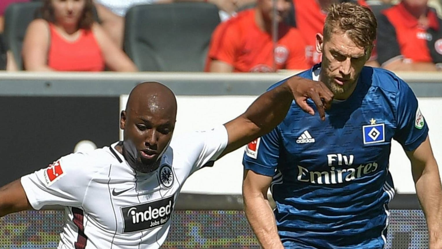 Jetro Willems (l.) versus Aaron Hunt (archive photo): HSV meets Eintracht Frankfurt for the first time since 2018.