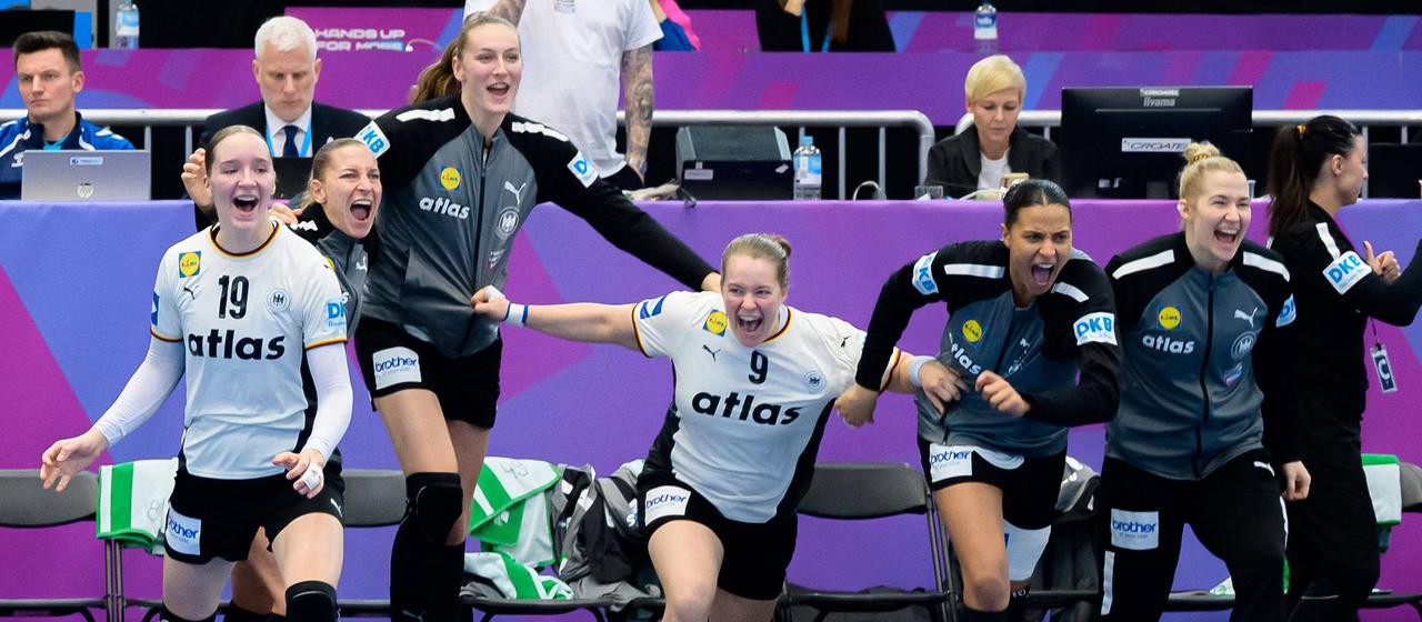 The DHB players celebrate the victory against Montenegro in the main round of the World Cup