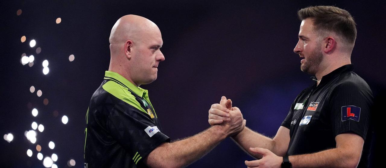Handshake after the game - Michael vand Gerwen (l.) and Arno Merk