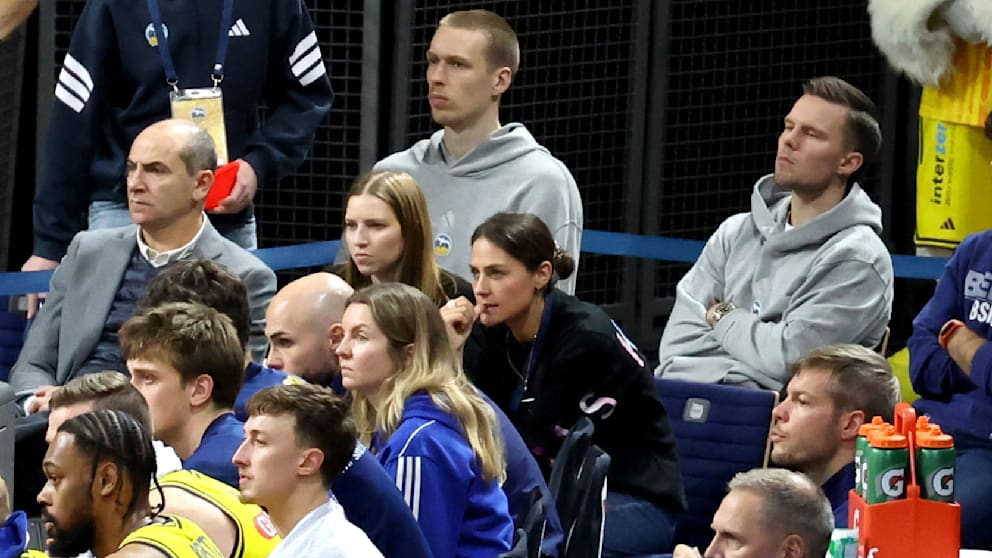 Martin Hermannsson (rechts) muss verletzt zuschauen. Links neben ihm: Center Martynas Echodas