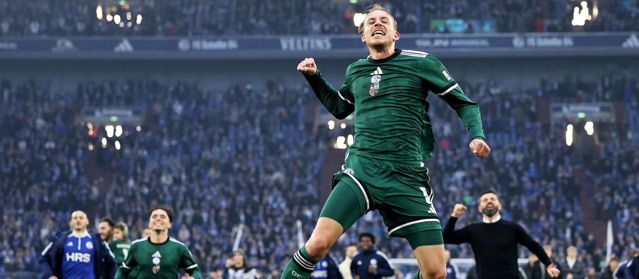 Timo Becker and the Schalke team run into the corner cheering