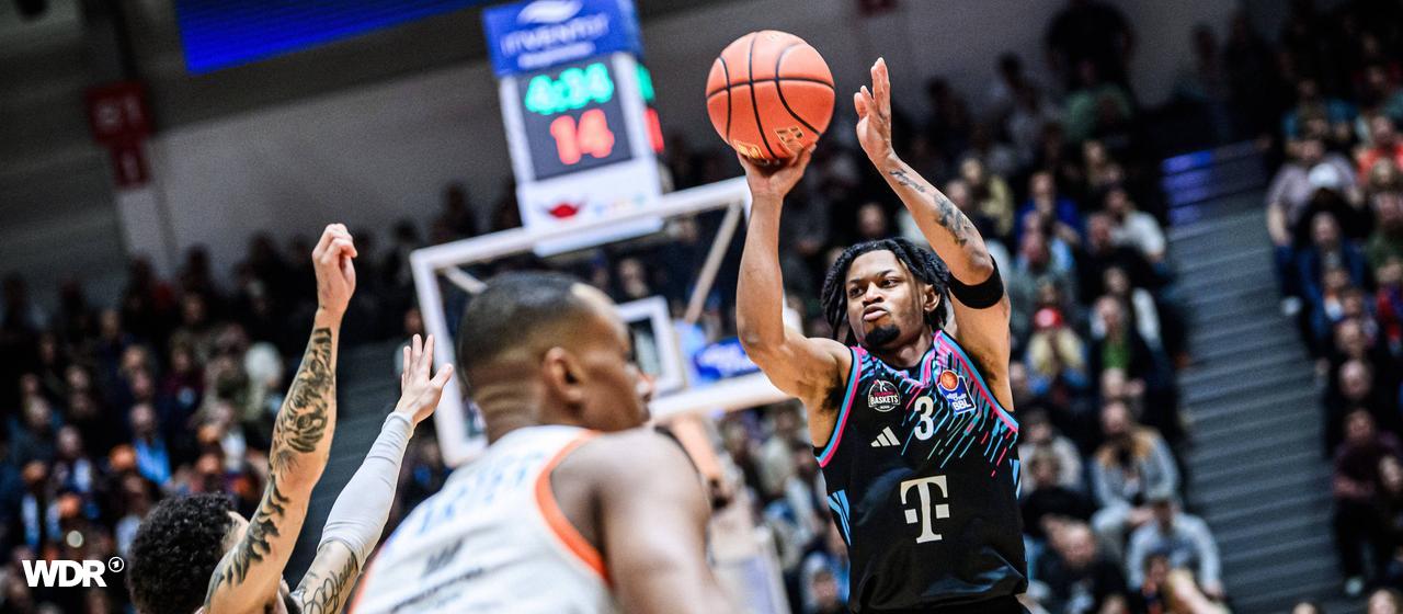 Zach Cooks (on the ball) from Telekom Baskets Bonn in action for his former club Science City Jena.