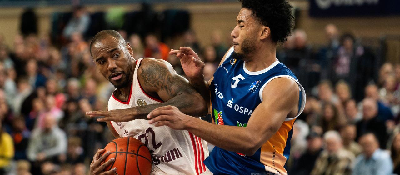 Bayern's Isiaha Mike goes to the basket