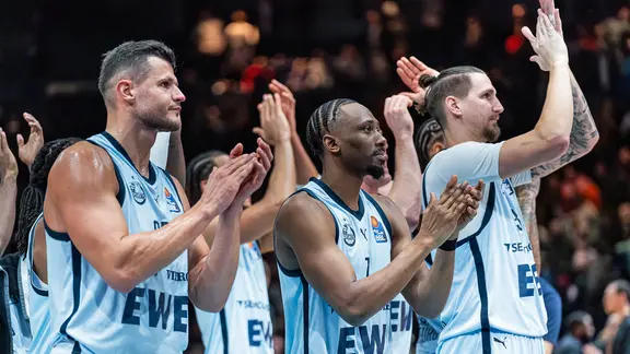 Celebrations from the Oldenburg basketball players Filip Stanic, Dakarai Tucker and Tomislav Zubcic (from left).