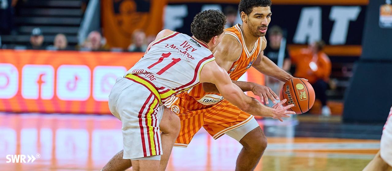Duel between Mark Smith (ratiopharm ulm) and Brae Ivey (Fitness First Wuerzburg Baskets).