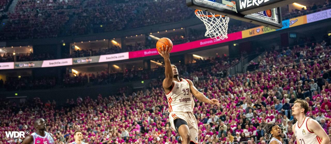 Bayern's David McCormack goes for a layup in Cologne in the game against Baskets Bonn.