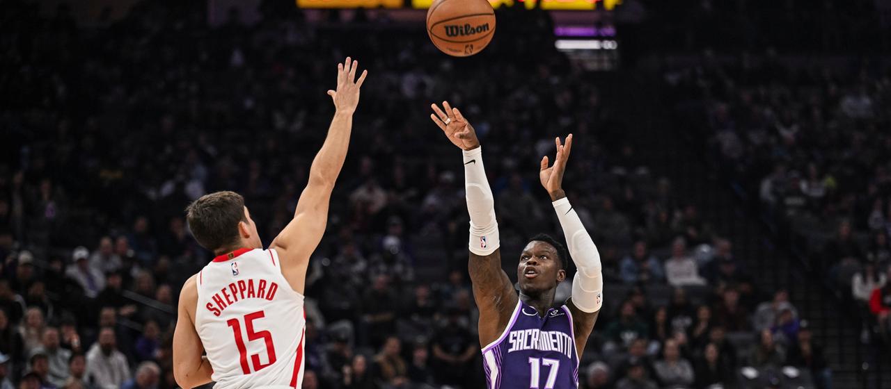 Dennis Schröder throws from the three-point line