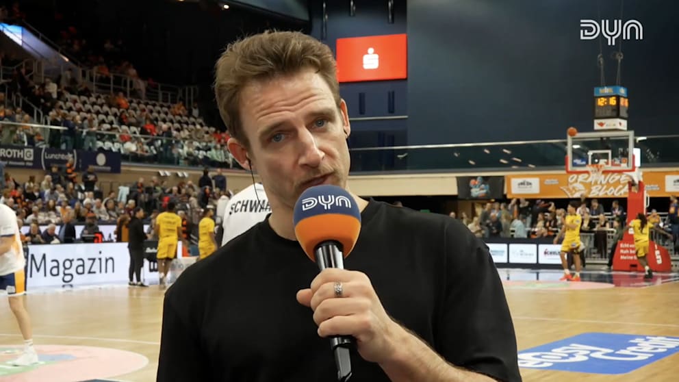 Verrückter BBL-Moment: TV-Kommentator interviewt sich selbst.