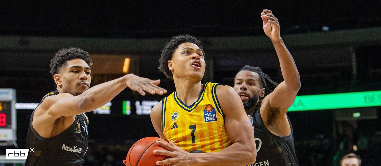 Alba basketball player Jack Kayil on the way to the basket (Source: IMAGO / Matthias Koch)