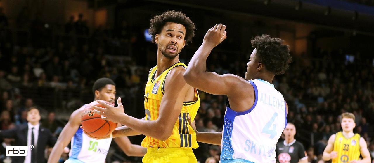 Alba's Norris Agbakoko in the game against Frankfurt. Source: imago images/Contrast