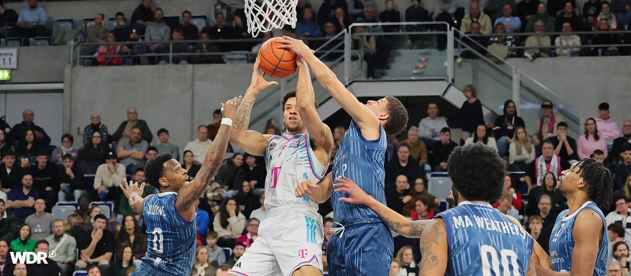 Alijah Comithier (m.) in a duel with DJ Horne (l.) and Samuell Williamson (r.)