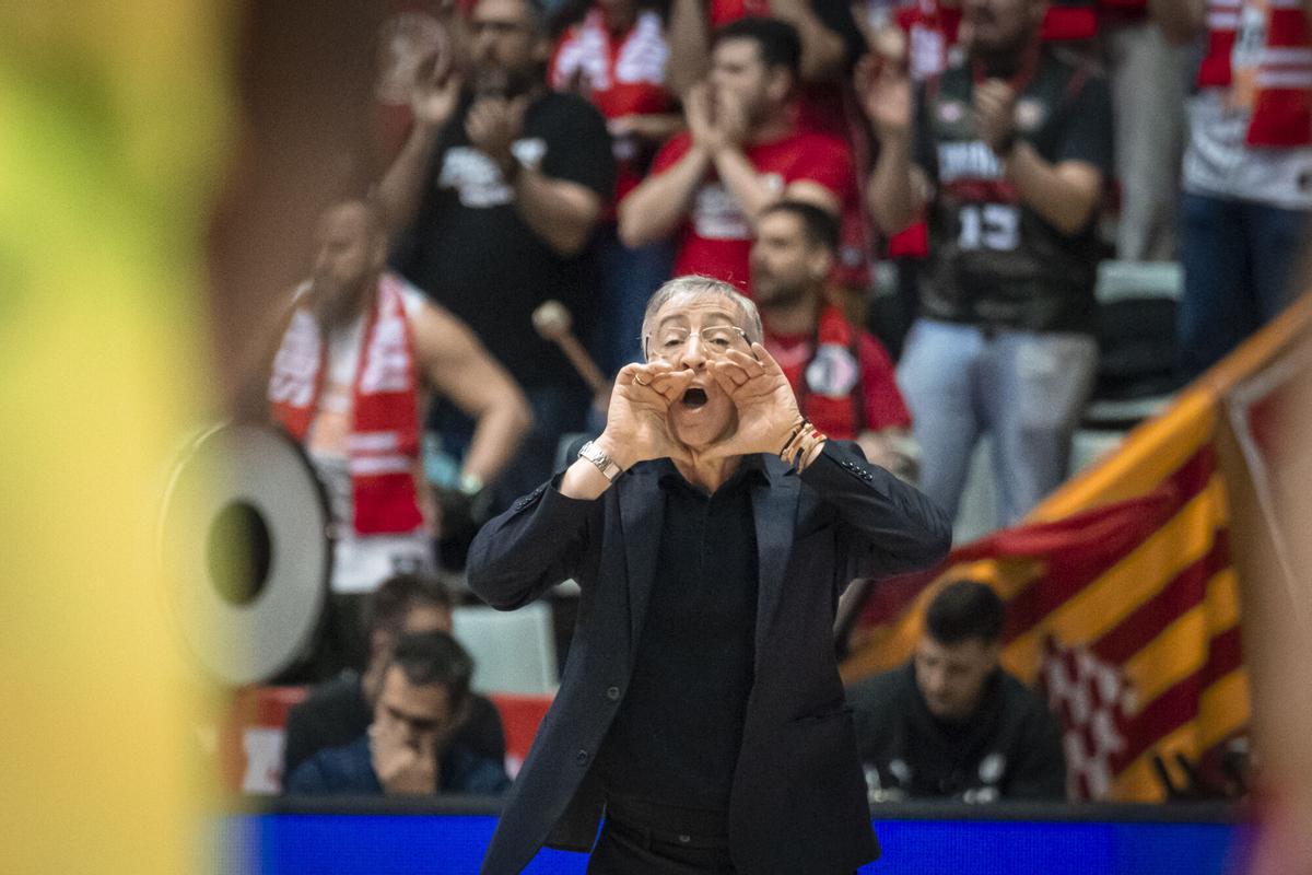 Moncho Fernández gives loud instructions to his players