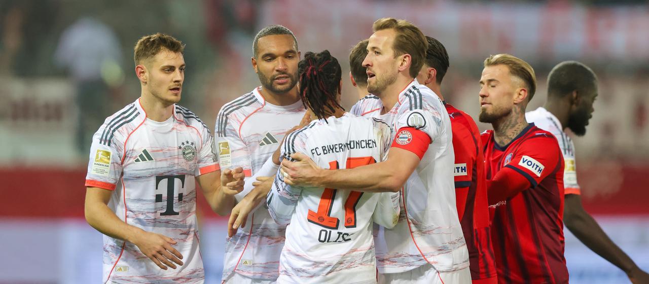 Harry Kane (4th from left) has to hold back Michael Olise in the game against Heidenheim (3rd from left)