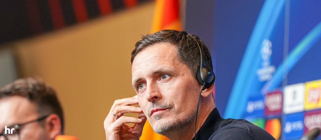 Dino Toppmöller at the press conference before the game at FC Barcelona.