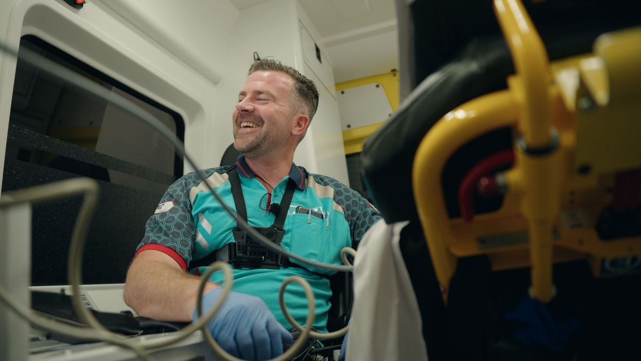 David during a ride with a patient in one of the episodes of Broederschap (photo: Omroep Brabant). 