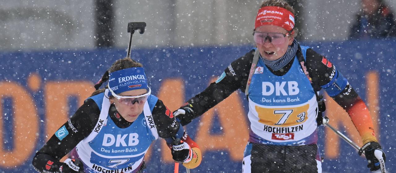 Selina Grotian hands over to Franzsika Preuß in the relay