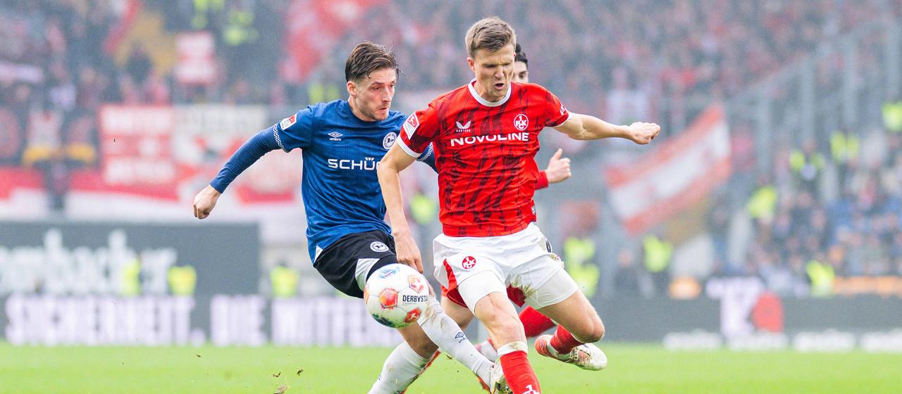 Kaiserslautern's Fabian Kunze (r.) is pursued by Marvin Mehlem 