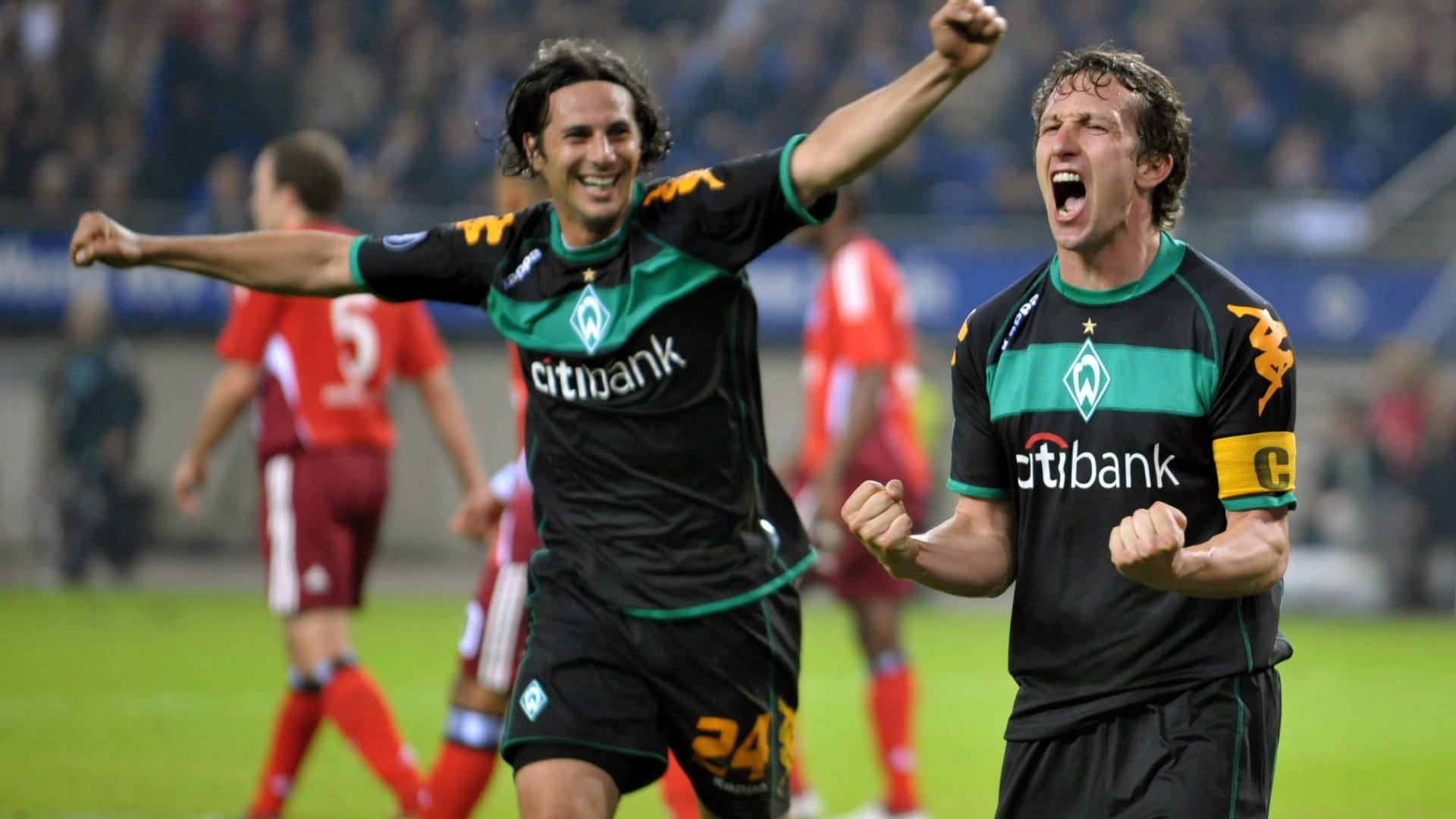 Huge joy on the Weser (archive photo): Frank Baumann (r.) shot Werder Bremen into the UEFA Cup final in 2009, Claudio Pizarro celebrated with him.