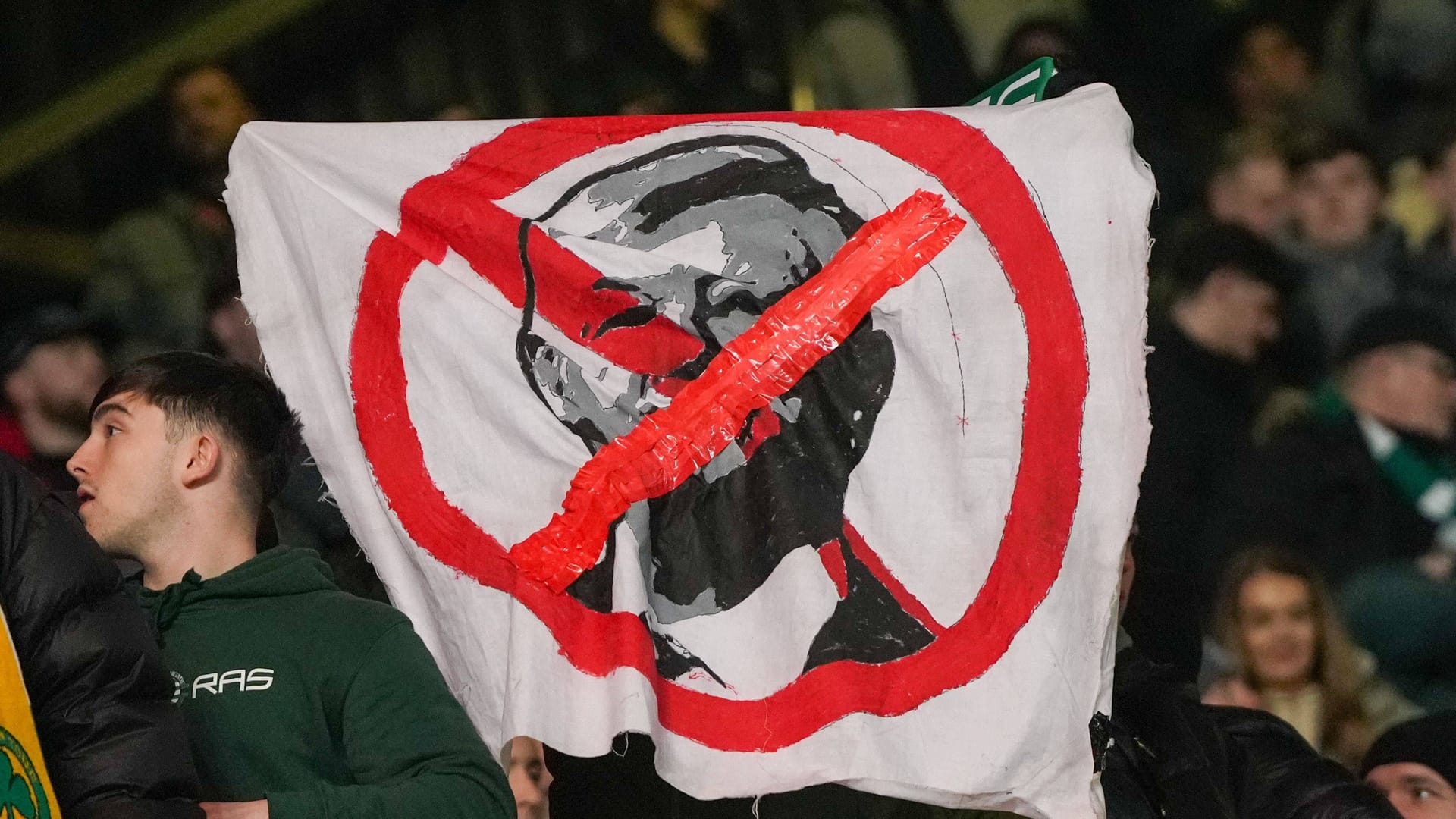 Intimidation of Celtic fans: At the game against Dundee, some of them showed a hate poster against the club boss.