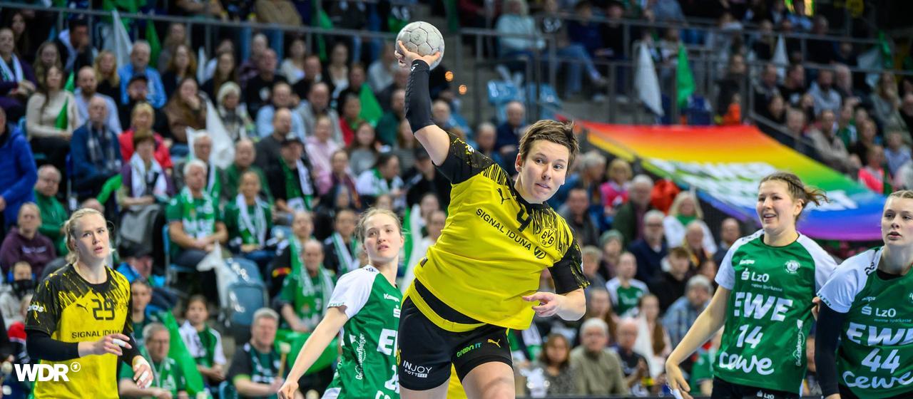 Dortmund's Alina Grijseels jumps against VfL Oldenburg in the Bundesliga